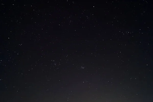 Cielo nocturno subexpuesto foto de poca luz. Un montón de estrellas y contras —  Fotos de Stock