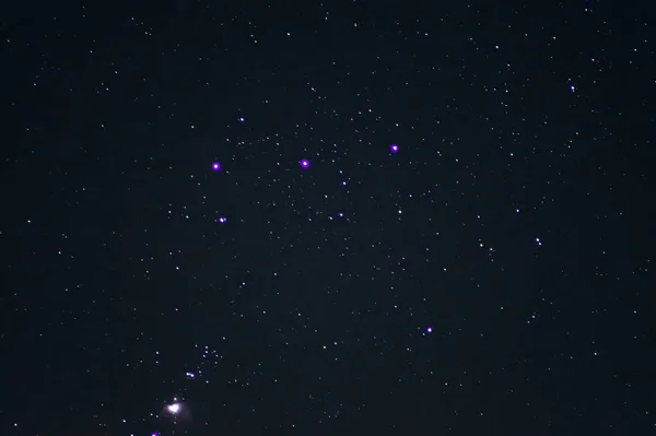 Unterbelichteter Nachthimmel bei schwachem Licht. eine Menge Stars und Nachteile — Stockfoto