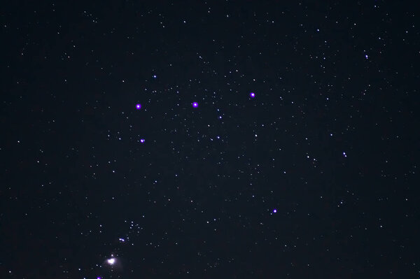  Недоэкспонированное ночное небо с низким освещением. Много звезд и шишек
