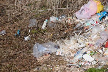 Tarım alanında çöp. Ekoloji sorunu ve büyük zarar 