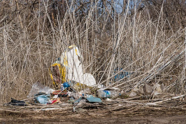 Σκουπίδια στο αγροτικό πεδίο. Θέμα της οικολογίας και μεγάλη βλάβη — Φωτογραφία Αρχείου