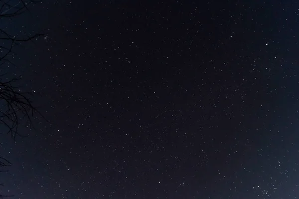 Cielo nocturno foto de poca luz. Un montón de estrellas y constelaciones en —  Fotos de Stock