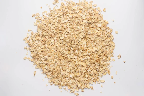 Granola closeup için tahıl gevreği. Beyaz sırtta izole edilmiş pullar — Stok fotoğraf