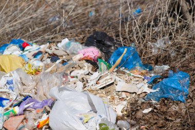 Tarım alanında çöp. Ekoloji sorunu ve büyük zarar 