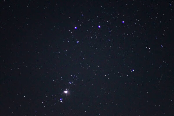  Недоэкспонированное ночное небо с низким освещением. Много звезд и шишек
