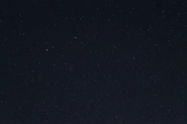 Noční obloha nízká světlá fotka. Spousta hvězd a souhvězdí na — Stock fotografie