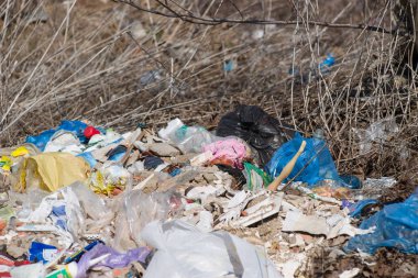 Tarım alanında çöp. Ekoloji sorunu ve büyük zarar 