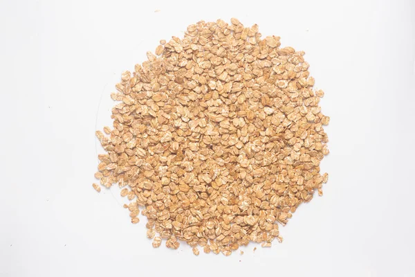 Flocos de cereais para granola closeup. Flocos isolados nas costas brancas — Fotografia de Stock