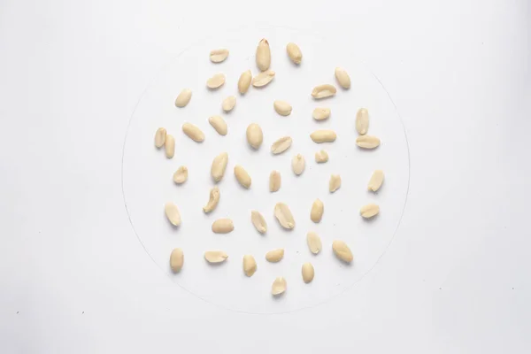 Jordnötter nötter isolerade på vita backgroud. — Stockfoto