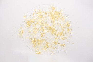 Zemin zencefil tozu beyaz backgroud izole. 