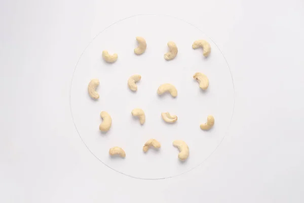 白いバックグルードに分離されたカシューナッツ. — ストック写真