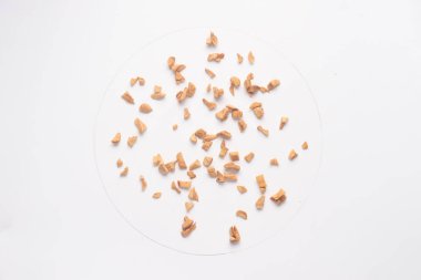 Beyaz backgroud izole kuru elma parçaları. 