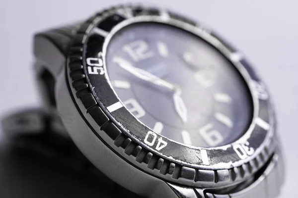 Mergulhador caso relógio parte closeup no fundo branco . — Fotografia de Stock