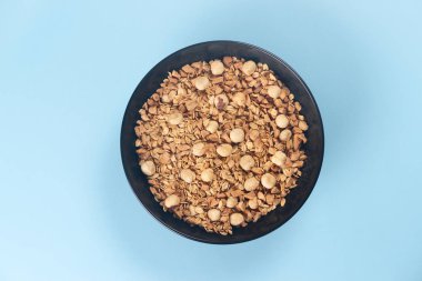Kurutulmuş ve şekerlenmiş fındık ve siyah meyve ile taze granola 