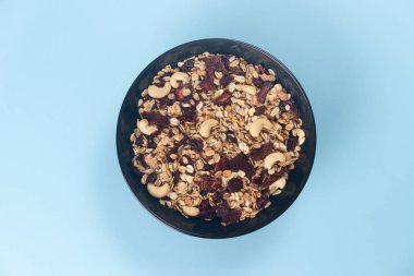 Kurutulmuş ve şekerlenmiş fındık ve siyah meyve ile taze granola 