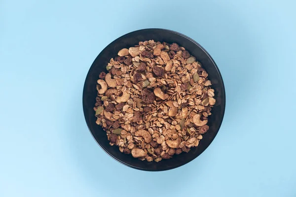 En fräsch granola med torkade och kanderade nötter och frukter i svart — Stockfoto