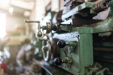 Eski torna makinesi yeşile boyandı. Metal işleme için küçük bir atölye. 1963 'te üretilen vida döndürme makinesi