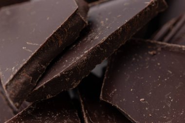 Siyah çikolata parçalarını yakın çekim makrosu.