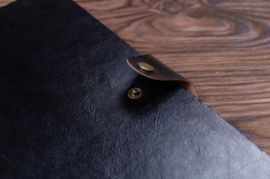 Eski ahşap arka planda siyah parlaklığın resmi günlük planlayıcısı. Damgalama modeli. 