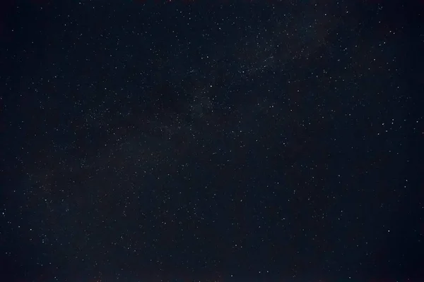 長時間露光夜の写真 星座の多い星がたくさんあります 空の星雲 柔らかいノイズ効果の夜の風景 — ストック写真