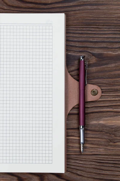 Planificador Diario Abierto Sobre Fondo Madera Con Pluma Estilográfica Plantilla — Foto de Stock