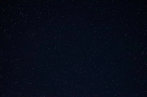Parlak yıldızların uzun gece fotoğrafı. Takımyıldızı olan bir sürü yıldız. Şehirden uzakta. Gece manzarası.