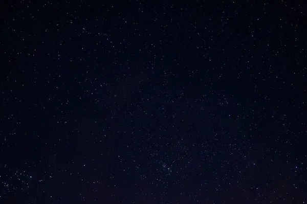 明るい星の長い露出夜の写真 星座のある星がたくさんあります 街から遠く離れてる 夜の風景 ストック写真