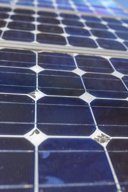 Eski küçük güneş panelleri köy için fotovoltaik elektrik sistemi açıyor.