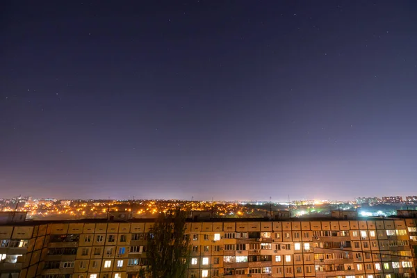 Ночной Звездный Городской Пейзаж Множеством Звезд Созвездий Вид Крыши Высотного — стоковое фото