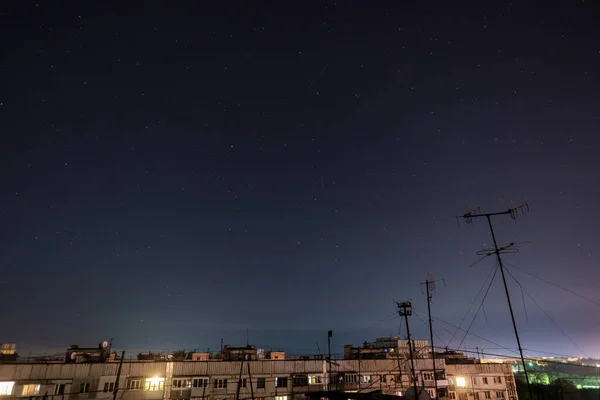 Cidade Estrelada Noturna Com Muitas Estrelas Constelações Vista Telhado Edifício — Fotografia de Stock