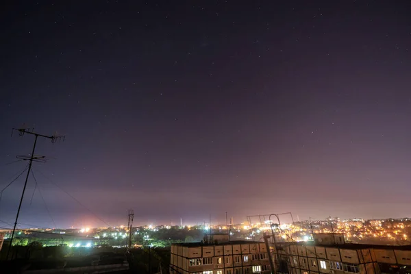Cidade Estrelada Noturna Com Muitas Estrelas Constelações Vista Telhado Edifício — Fotografia de Stock