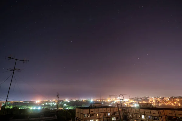 星空闪烁的城市景观 星空斑斓 星空斑斓 高楼楼顶的景观 — 图库照片