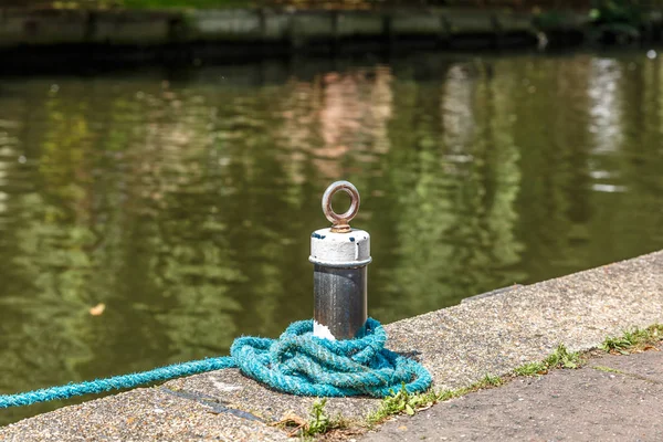 Pequena Amarração Com Uma Corda Azul Pequeno Rio Inglaterra Norwich — Fotografia de Stock