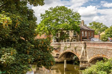 Bir küçük köprü, bitki örtüsü ve tipik İngiliz ev, İngiltere'de güzel görünümünü