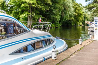 Norwich, İngiltere'de bir nehir iskelesi, demirlemiş bir yat önü