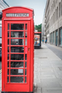 Tipik Londra kırmızı telefon kulübesi. İngiltere