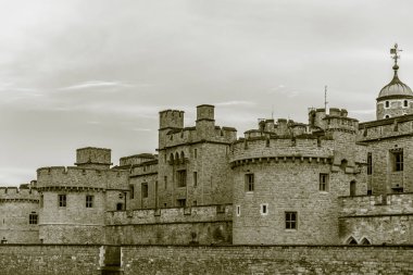 Dış duvarlar from London Tower, Londra'nın merkezi tarihi bir kalede görünümünü. İngiltere