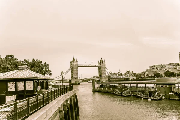 全景的泰晤士河和塔桥的背景 — 图库照片