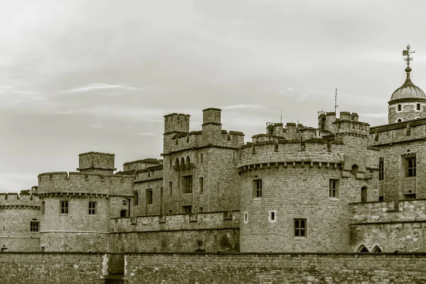 Dış duvarlar from London Tower, Londra'nın merkezi tarihi bir kalede görünümünü. İngiltere