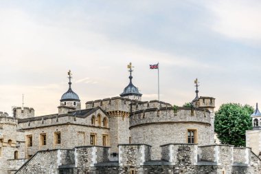 Merkezi Londra, İngiltere'deki Thames nehrinin kuzey kıyısında tarihi kale