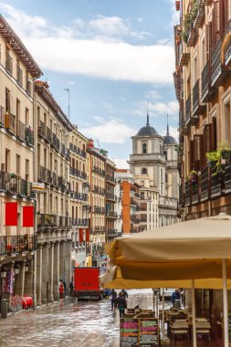 Merkez Madrid ile sokak barlar gibi cepheler, detayları kamyon, insanlar, İspanya