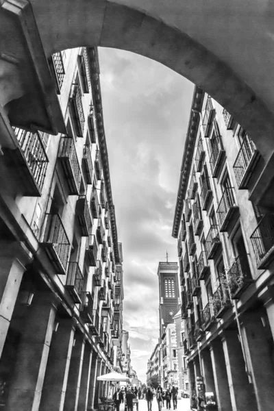 Merkezi Madrid, İspanya retro havaya sahip güzel bir sokakta siyah ve beyaz bir kemer detayını