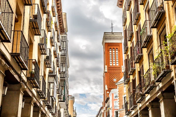 Madrid merkezi bir retro dokunuş, İspanya ile tipik bir sokakta güzel görünüm