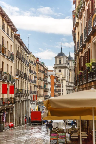 Strada Centrale Madrid Con Dettagli Come Bar Facciate Camion Persone — Foto Stock