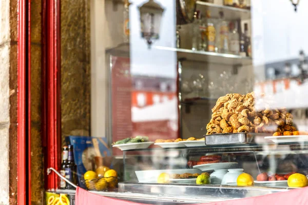 Vue Une Vitrine Bar Avec Plateau Torreznos Typiques Madrid Espagne — Photo