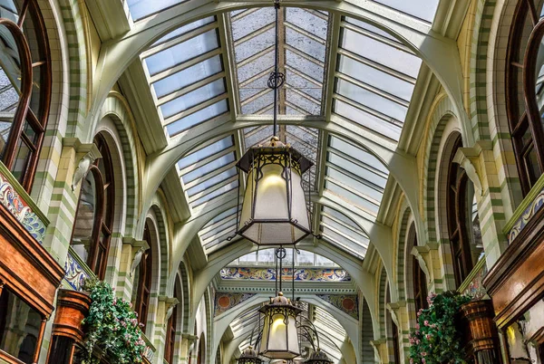 Tavan ve eski bir tarafında şehir, Norwich içinde İngiltere'de alışveriş merkezi stil