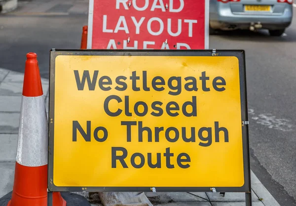 Gele Teken Het Midden Van Een Engelse Straat Waarmee Wordt — Stockfoto