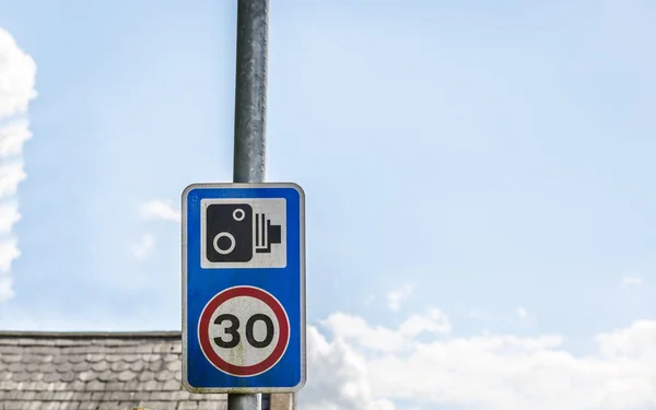 Engelse Verkeersbord Met Vermelding Van Maximumsnelheid Van Mijl Camera Opname — Stockfoto