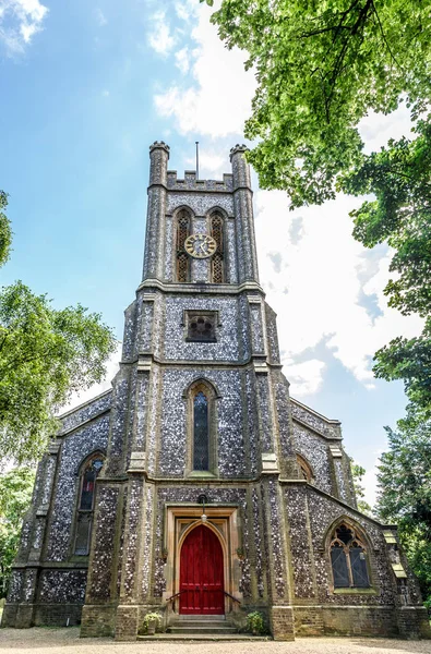 Fassade Einer Typisch Englischen Kirche Umgeben Von Viel Grün — Stockfoto