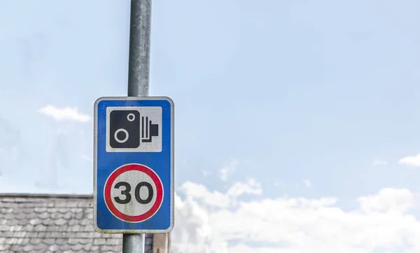 Typische Verkeersbord Met Vermelding Van Maximumsnelheid Van Mijl Camera Opname — Stockfoto